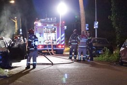 Auto in brand op IJsbaanpad in Amsterdam, vermoedelijk aangestoken