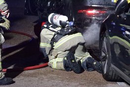Auto in brand op IJsbaanpad in Amsterdam, vermoedelijk aangestoken