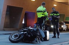 Motorrijder gewond na botsing met afslaande auto in Amsterdam