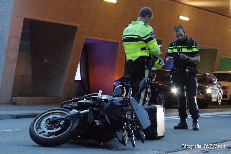 Motorrijder gewond na botsing met afslaande auto in Amsterdam