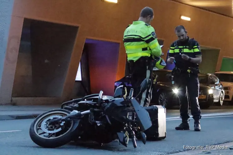 Motorrijder gewond na botsing met afslaande auto in Amsterdam