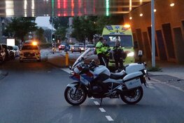 Motorrijder gewond na botsing met afslaande auto in Amsterdam