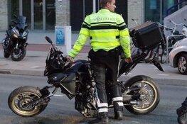 Motorrijder gewond na botsing met afslaande auto in Amsterdam