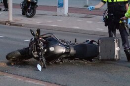 Motorrijder gewond na botsing met afslaande auto in Amsterdam