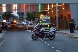 Motorrijder gewond na botsing met afslaande auto in Amsterdam
