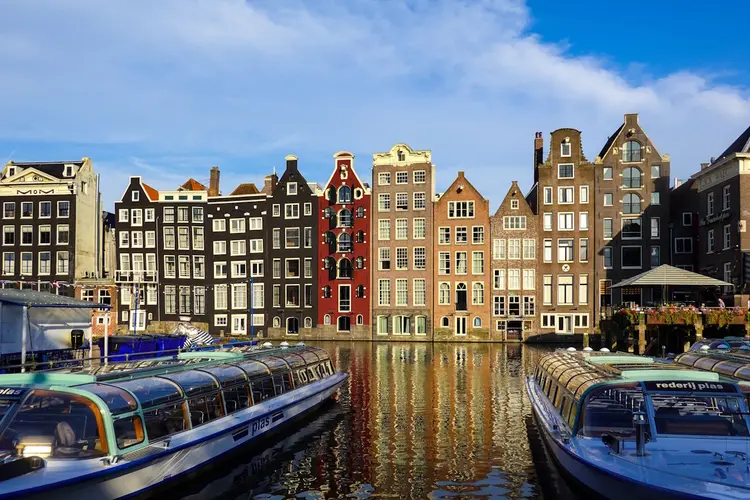 Vrije tijd in de stad versus op reis: hoe Amsterdammers hun ontspanning kiezen