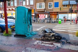 Scooter en dixi vliegen in brand in Amsterdam