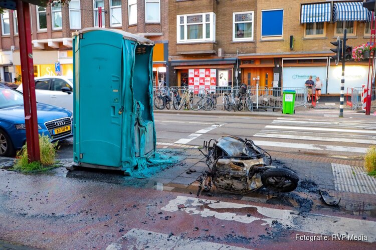 Scooter en dixi vliegen in brand in Amsterdam