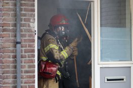 Brandweer forceert deur na melding van vlam in de pan in Amsterdam