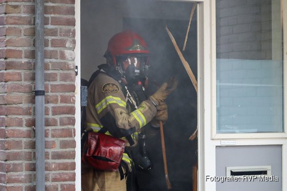 Brandweer forceert deur na melding van vlam in de pan in Amsterdam