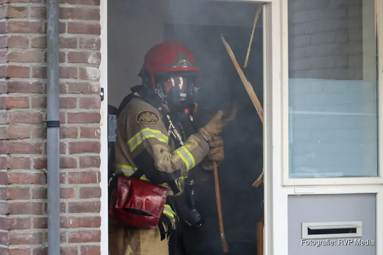 Brandweer forceert deur na melding van vlam in de pan in Amsterdam