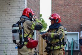 Brandweer forceert deur na melding van vlam in de pan in Amsterdam