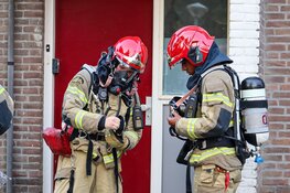 Brandweer forceert deur na melding van vlam in de pan in Amsterdam