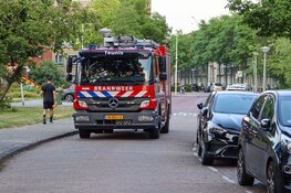 Brandweer forceert deur na melding van vlam in de pan in Amsterdam