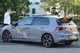 Motorrijder rijdt door na aanrijding met auto in Amsterdam