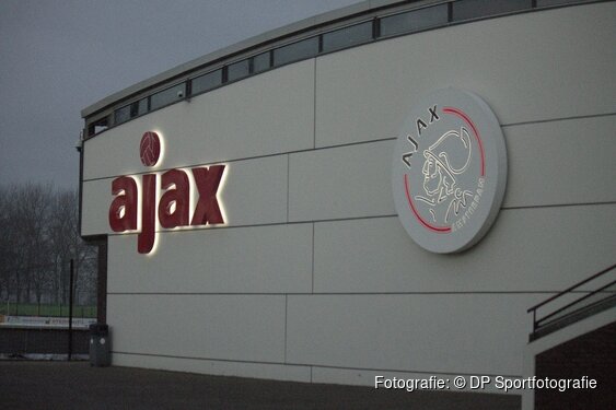 Ajax contracteert Sophie te Brake
