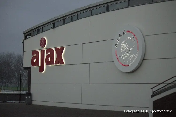 Ajax contracteert Sophie te Brake