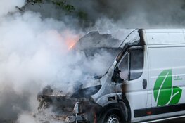 Bestelbus zwaar beschadigd door brand in Amsterdam