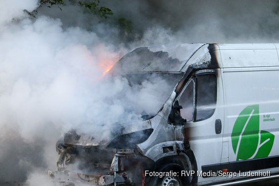 Bestelbus zwaar beschadigd door brand in Amsterdam