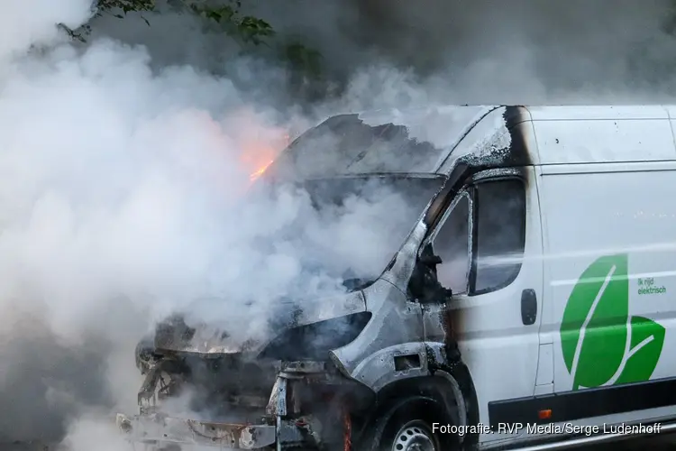 Bestelbus zwaar beschadigd door brand in Amsterdam