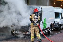 Bestelbus zwaar beschadigd door brand in Amsterdam