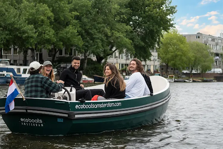 Zelf varen in Amsterdam: verrassend leuk, juist als je de stad al kent
