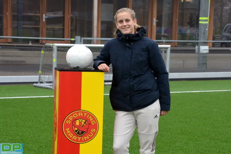 Ajax contracteert Katja Snoeijs