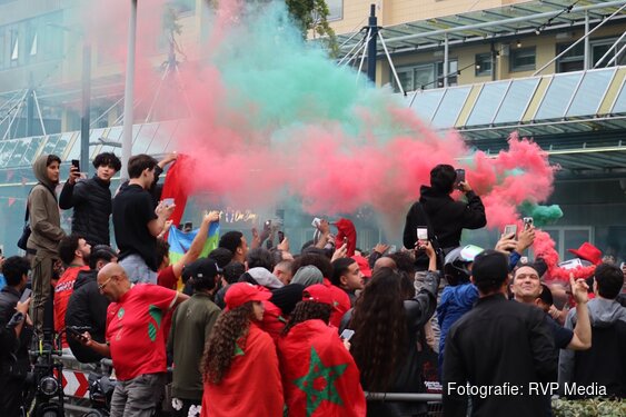 Marokkaanse supporters vieren overwinning massaal in Osdorp