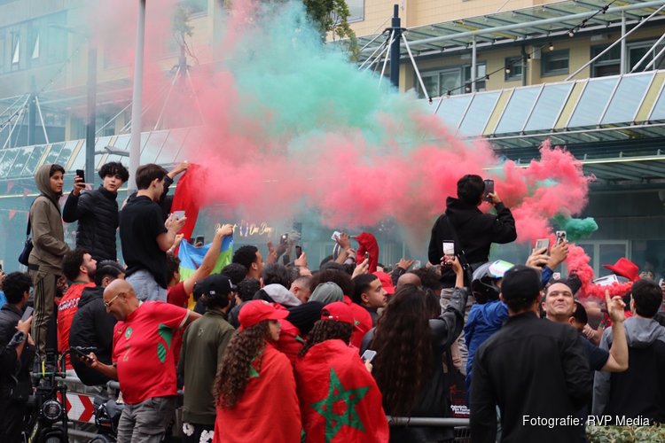 Marokkaanse supporters vieren overwinning massaal in Osdorp