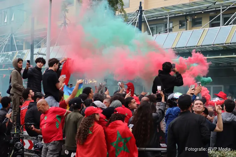 Marokkaanse supporters vieren overwinning massaal in Osdorp