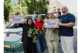 Maeike & Mark en Lamroh winnen een Volkswagen ID Buzz Pro bij de Postcode Loterij
