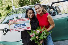 Maeike & Mark en Lamroh winnen een Volkswagen ID Buzz Pro bij de Postcode Loterij