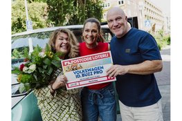Maeike & Mark en Lamroh winnen een Volkswagen ID Buzz Pro bij de Postcode Loterij