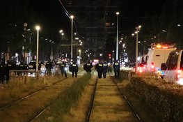 ME op linie door de straten na ongeregeldheden in Osdorp