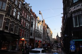 Woning beschadigd na brand op dak in Amsterdam