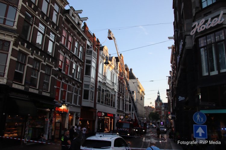Woning beschadigd na brand op dak in Amsterdam