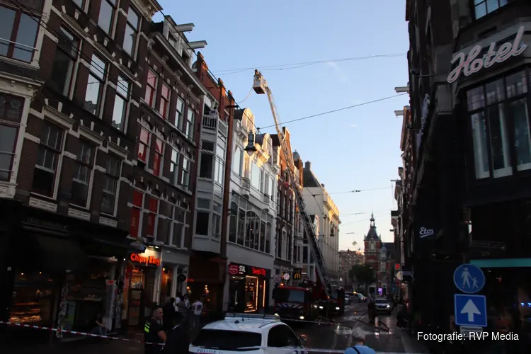Woning beschadigd na brand op dak in Amsterdam