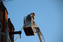 Woning beschadigd na brand op dak in Amsterdam