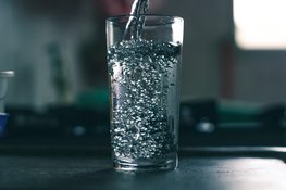 Schoon drinkwater in huis? Steeds meer mensen kijken naar extra filtratie