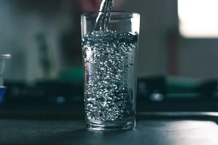 Schoon drinkwater in huis? Steeds meer mensen kijken naar extra filtratie