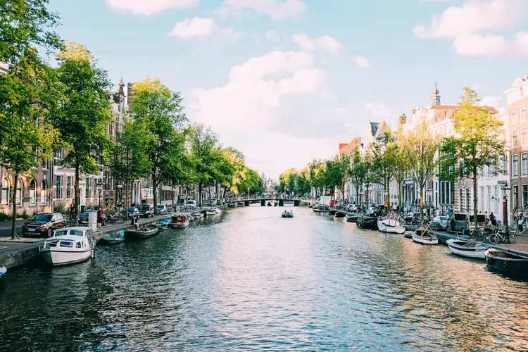 Wonen in Amsterdam zonder eigen auto: wanneer shortlease een slimme tussenoplossing is