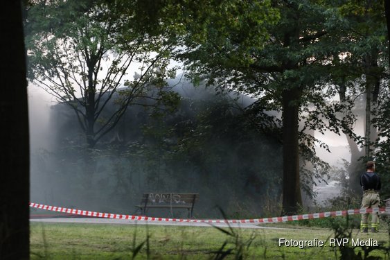 Grote loods van sportbeheer vliegt in brand in Amsterdam