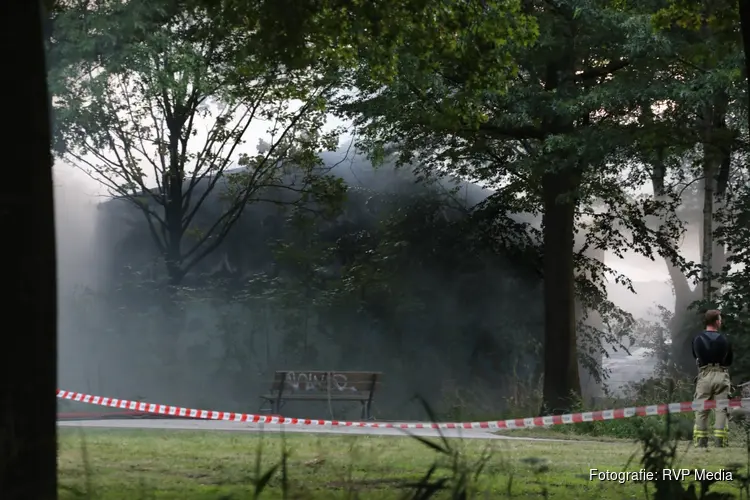Grote loods van sportbeheer vliegt in brand in Amsterdam