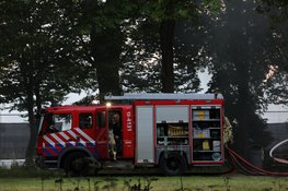 Grote loods van sportbeheer vliegt in brand in Amsterdam