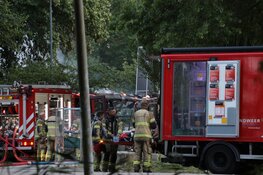 Grote loods van sportbeheer vliegt in brand in Amsterdam