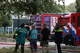 Grote loods van sportbeheer vliegt in brand in Amsterdam