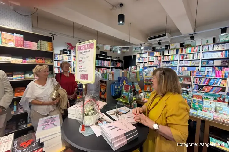Amsterdamse Stella Jansen viert boeklancering bij Boekhandel van Noord