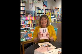 Amsterdamse Stella Jansen viert boeklancering bij Boekhandel van Noord