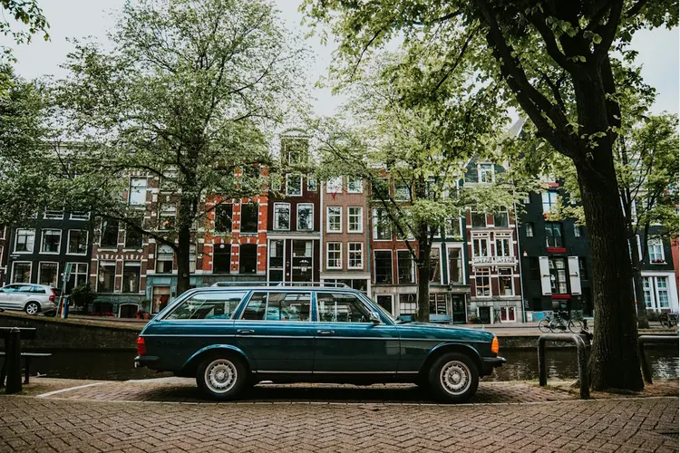 Waarom kleine parkeerschades in Amsterdam vaak duurder lijken dan ze werkelijk zijn