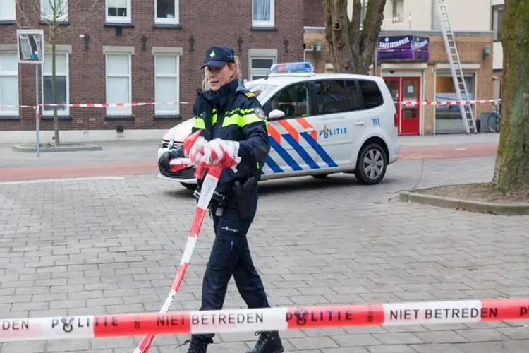 Overleden persoon aangetroffen in het water aan het IJdok in Amsterdam